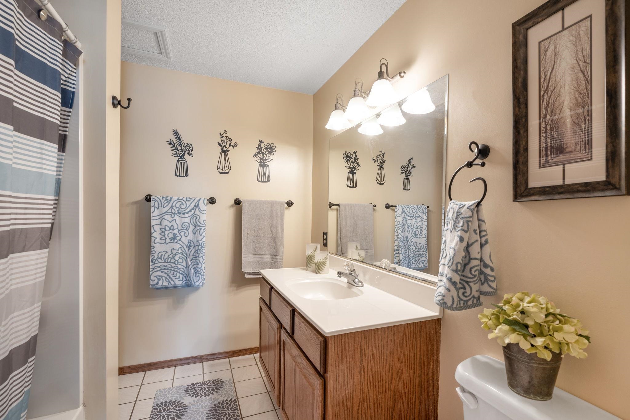 Bel Aire, Kansas 67220, United States, 5 Bedrooms Bedrooms, ,3 BathroomsBathrooms,Residential,Pending,57667