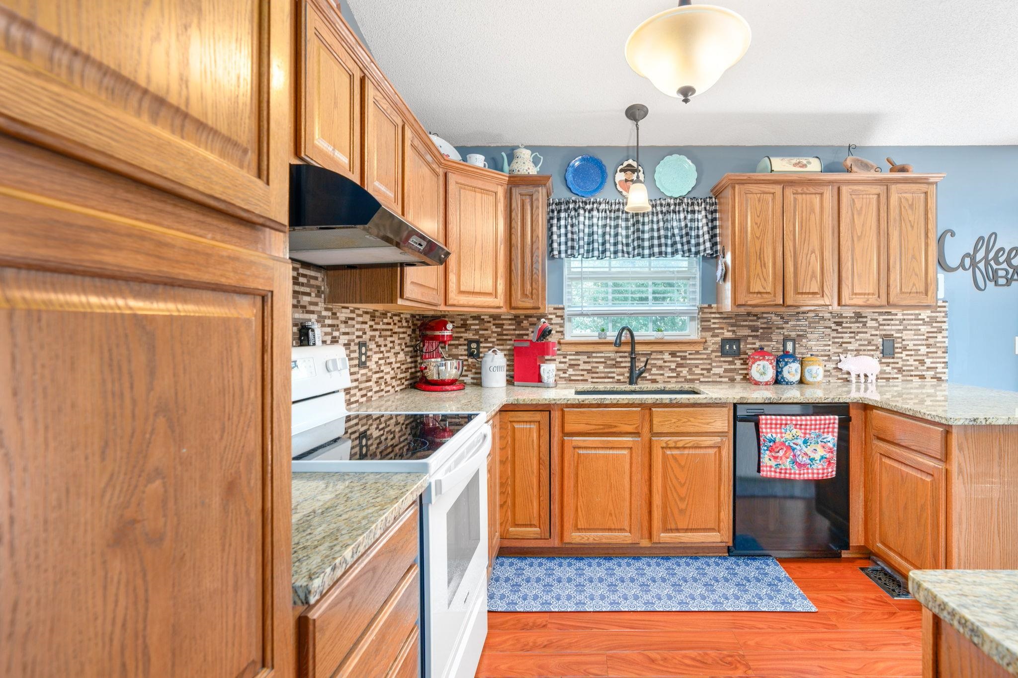 Bel Aire, Kansas 67220, United States, 5 Bedrooms Bedrooms, ,3 BathroomsBathrooms,Residential,Pending,57667