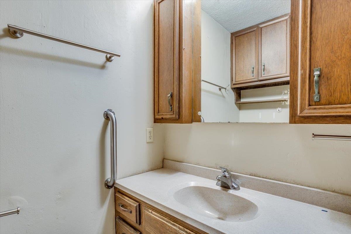 311 N Burns Ave, Valley Center, Kansas image 20