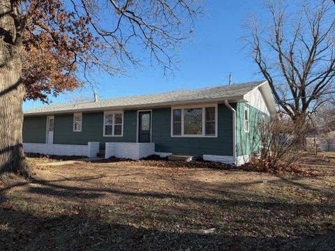 Photo of 400 S Streeter Ave, Hesston, KS 67062 (MLS # 669252)