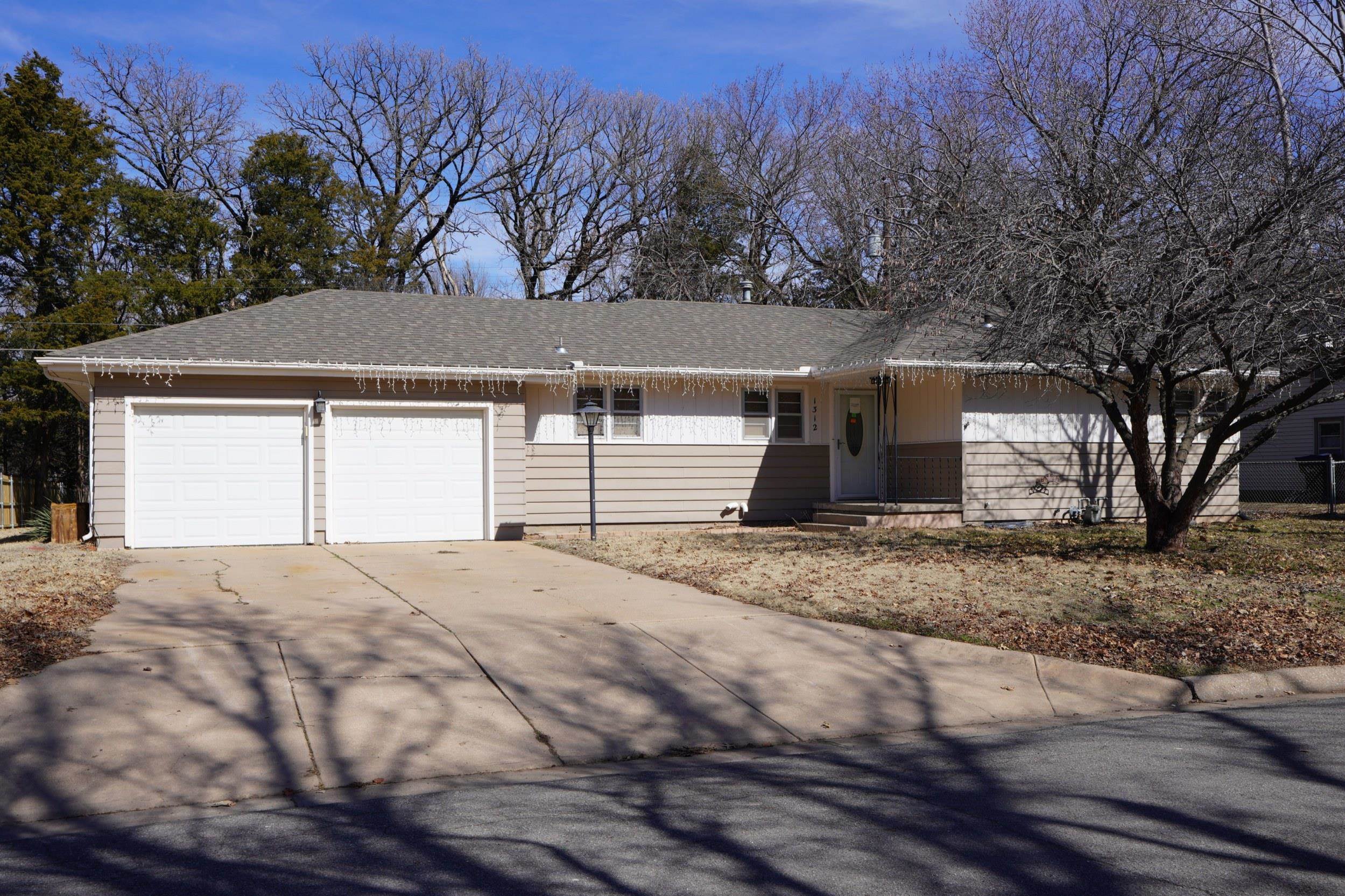 1312 W 9th St, Newton, Kansas image 1