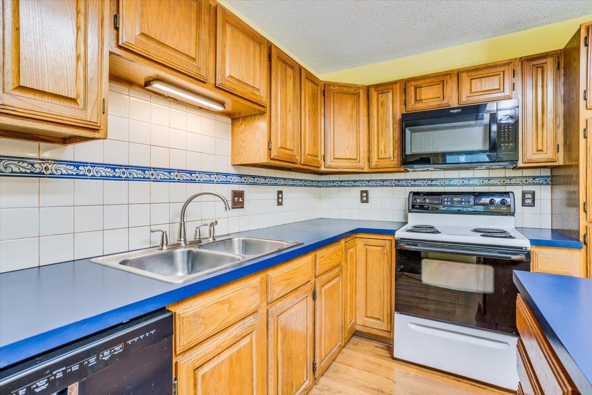 Wichita, Kansas 67207, United States, 3 Bedrooms Bedrooms, ,3 BathroomsBathrooms,Residential,Pending,50429