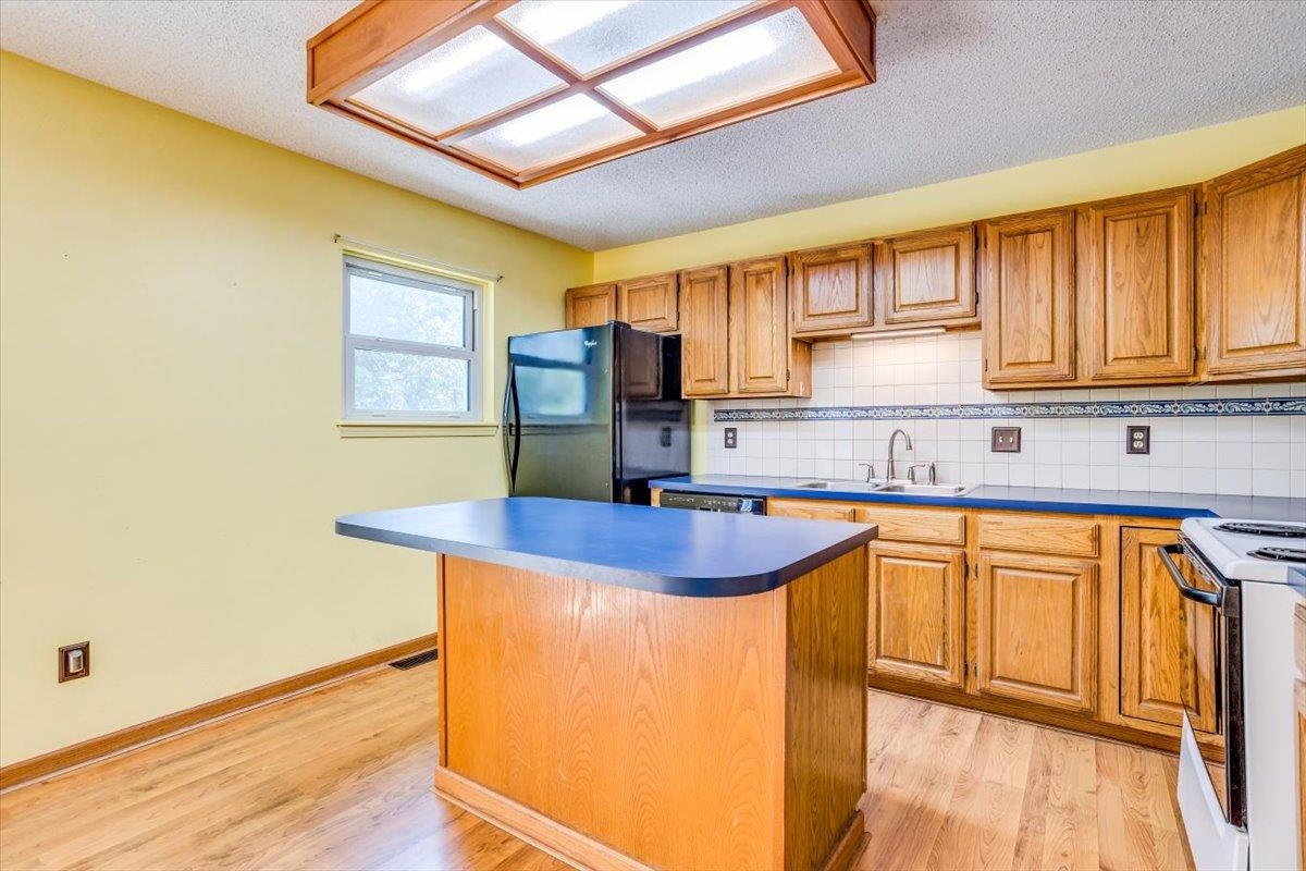 Wichita, Kansas 67207, United States, 3 Bedrooms Bedrooms, ,3 BathroomsBathrooms,Residential,Pending,50429