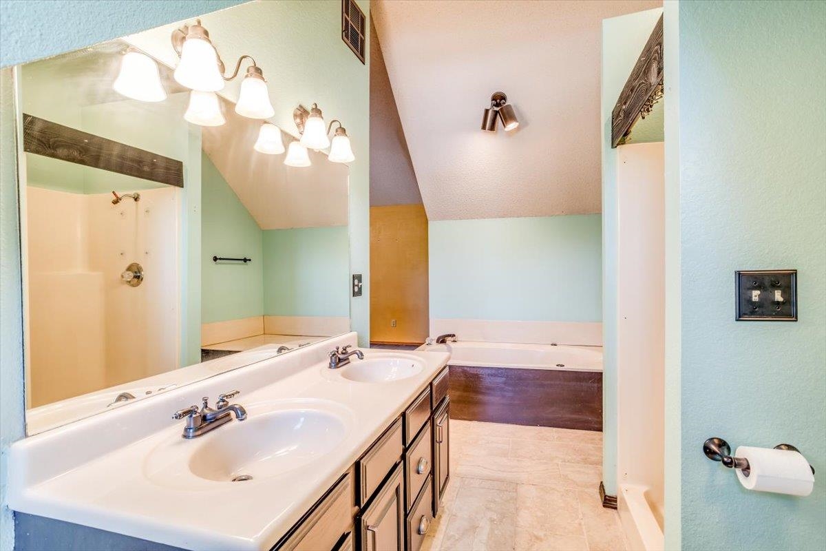 Wichita, Kansas 67207, United States, 3 Bedrooms Bedrooms, ,3 BathroomsBathrooms,Residential,Pending,50429