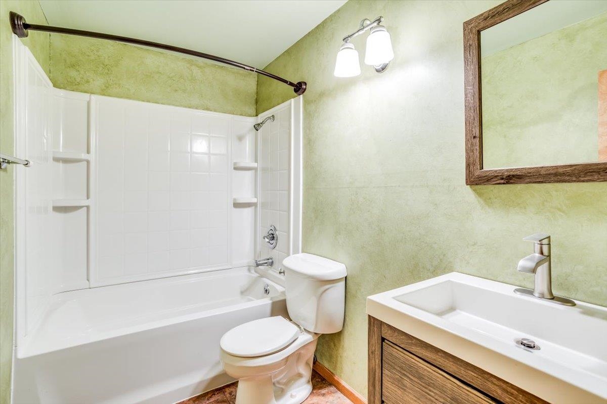 Wichita, Kansas 67207, United States, 3 Bedrooms Bedrooms, ,3 BathroomsBathrooms,Residential,Pending,50429