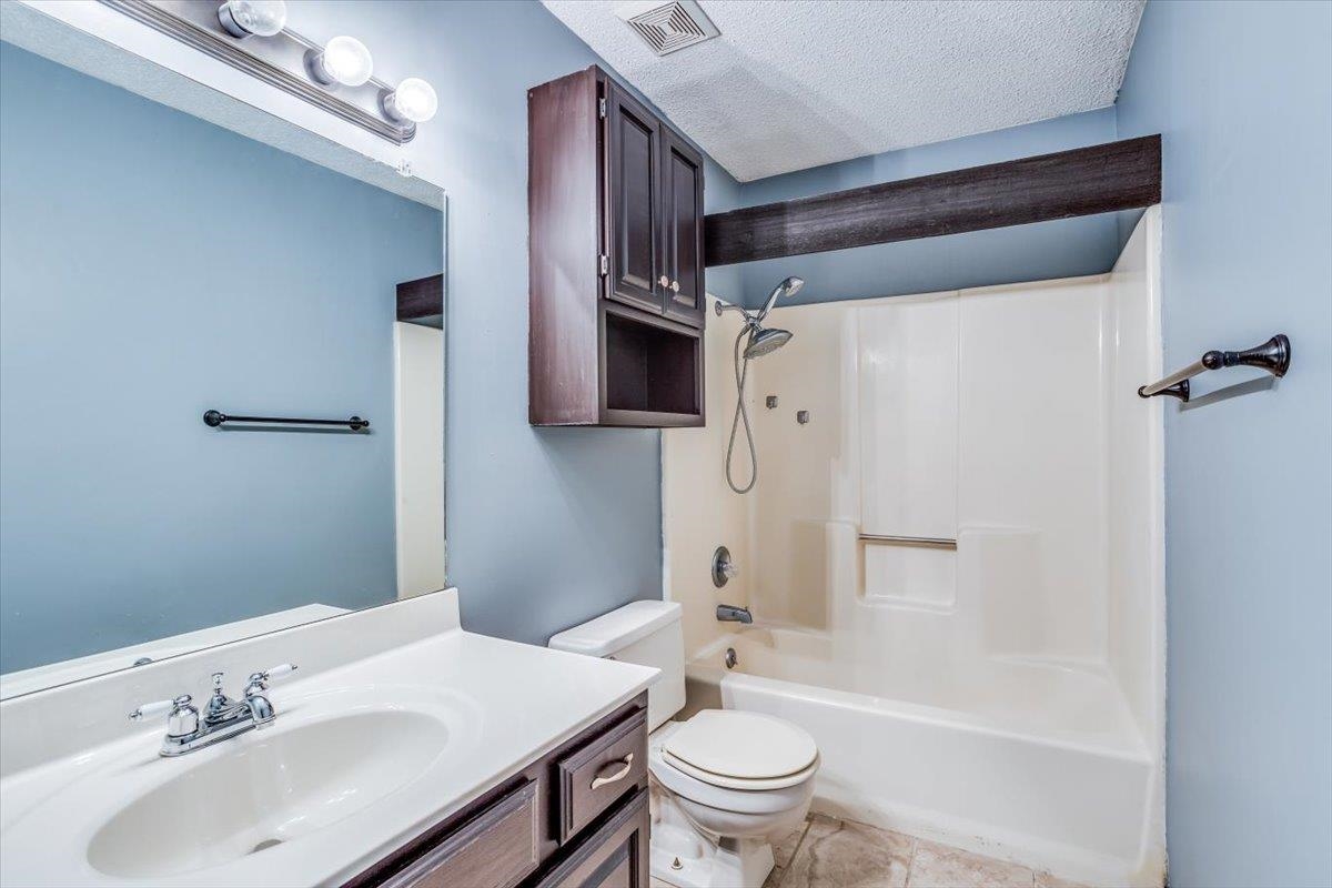 Wichita, Kansas 67207, United States, 3 Bedrooms Bedrooms, ,3 BathroomsBathrooms,Residential,Pending,50429