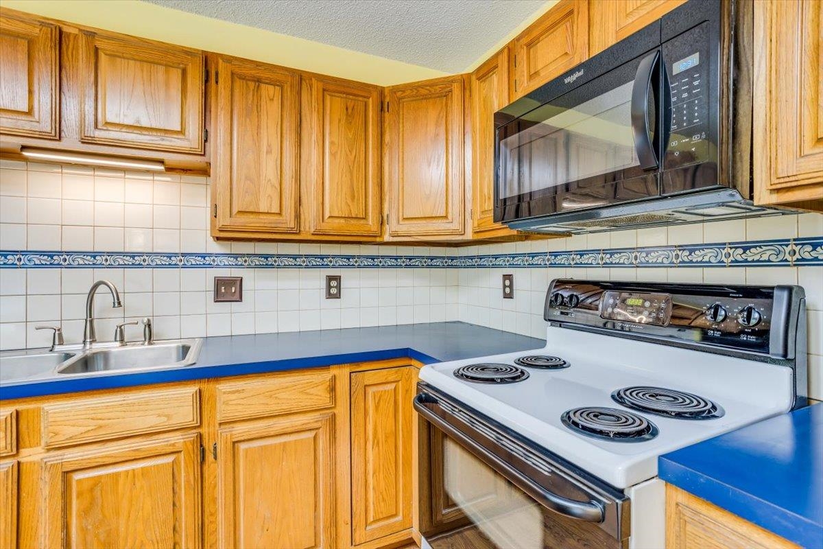 Wichita, Kansas 67207, United States, 3 Bedrooms Bedrooms, ,3 BathroomsBathrooms,Residential,Pending,50429