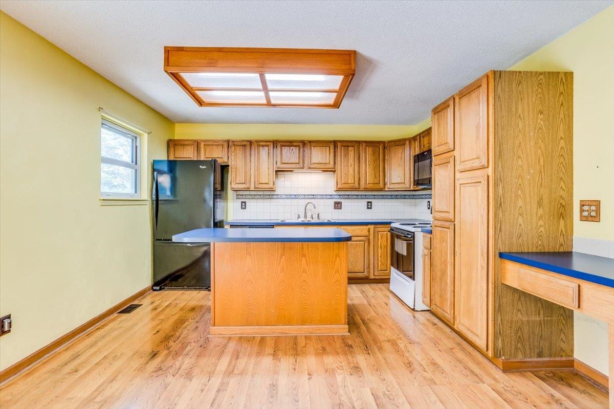 Wichita, Kansas 67207, United States, 3 Bedrooms Bedrooms, ,3 BathroomsBathrooms,Residential,Pending,50429