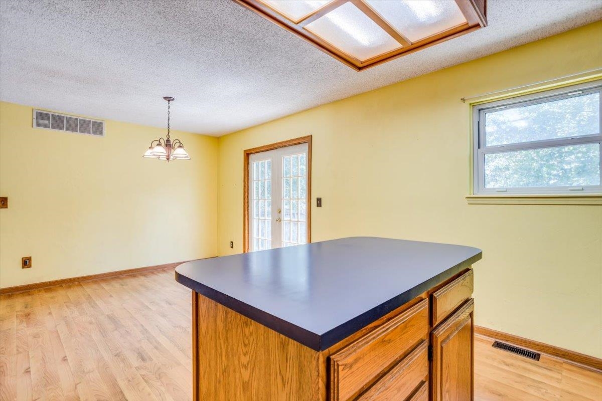 Wichita, Kansas 67207, United States, 3 Bedrooms Bedrooms, ,3 BathroomsBathrooms,Residential,Pending,50429