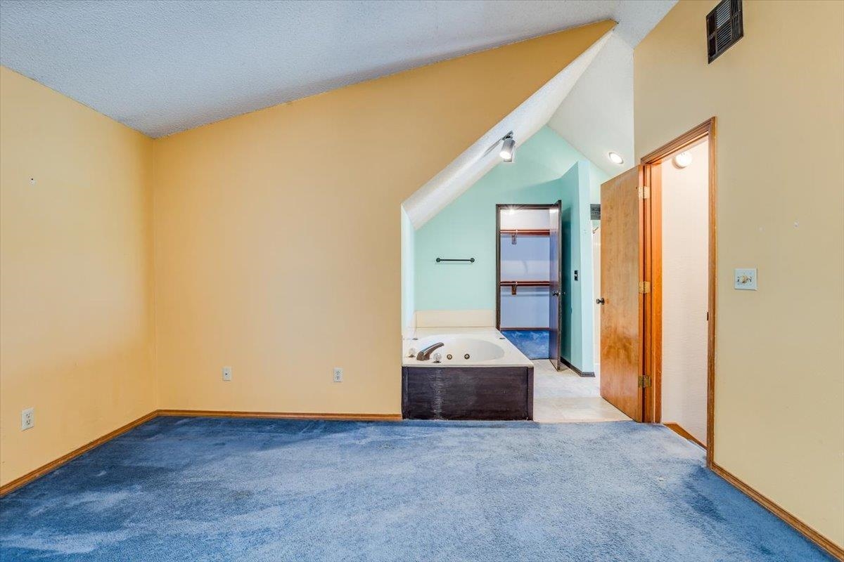 Wichita, Kansas 67207, United States, 3 Bedrooms Bedrooms, ,3 BathroomsBathrooms,Residential,Pending,50429