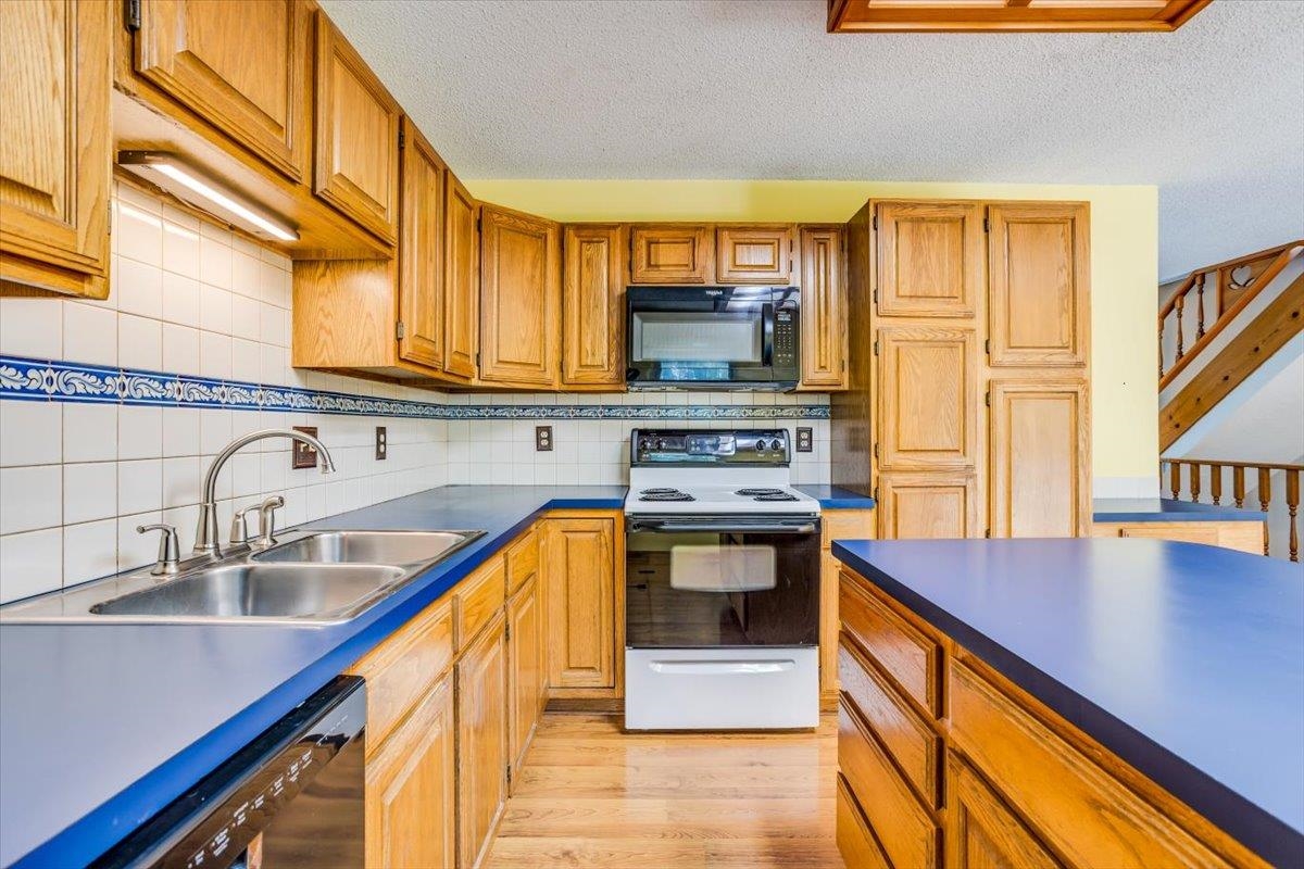 Wichita, Kansas 67207, United States, 3 Bedrooms Bedrooms, ,3 BathroomsBathrooms,Residential,Pending,50429