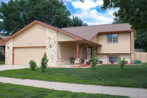 Homes For Sale - 1444 N Parkridge St<br/> Wichita, KS 67212
