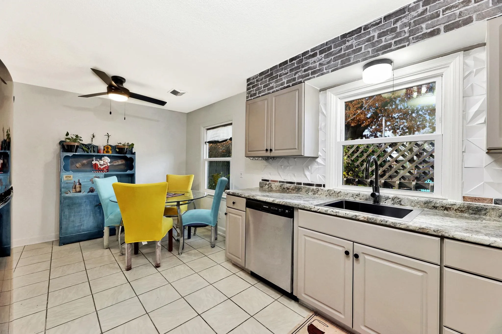 Wichita, Kansas 67218, United States, 2 Bedrooms Bedrooms, ,1 BathroomBathrooms,Residential,Pending,18849