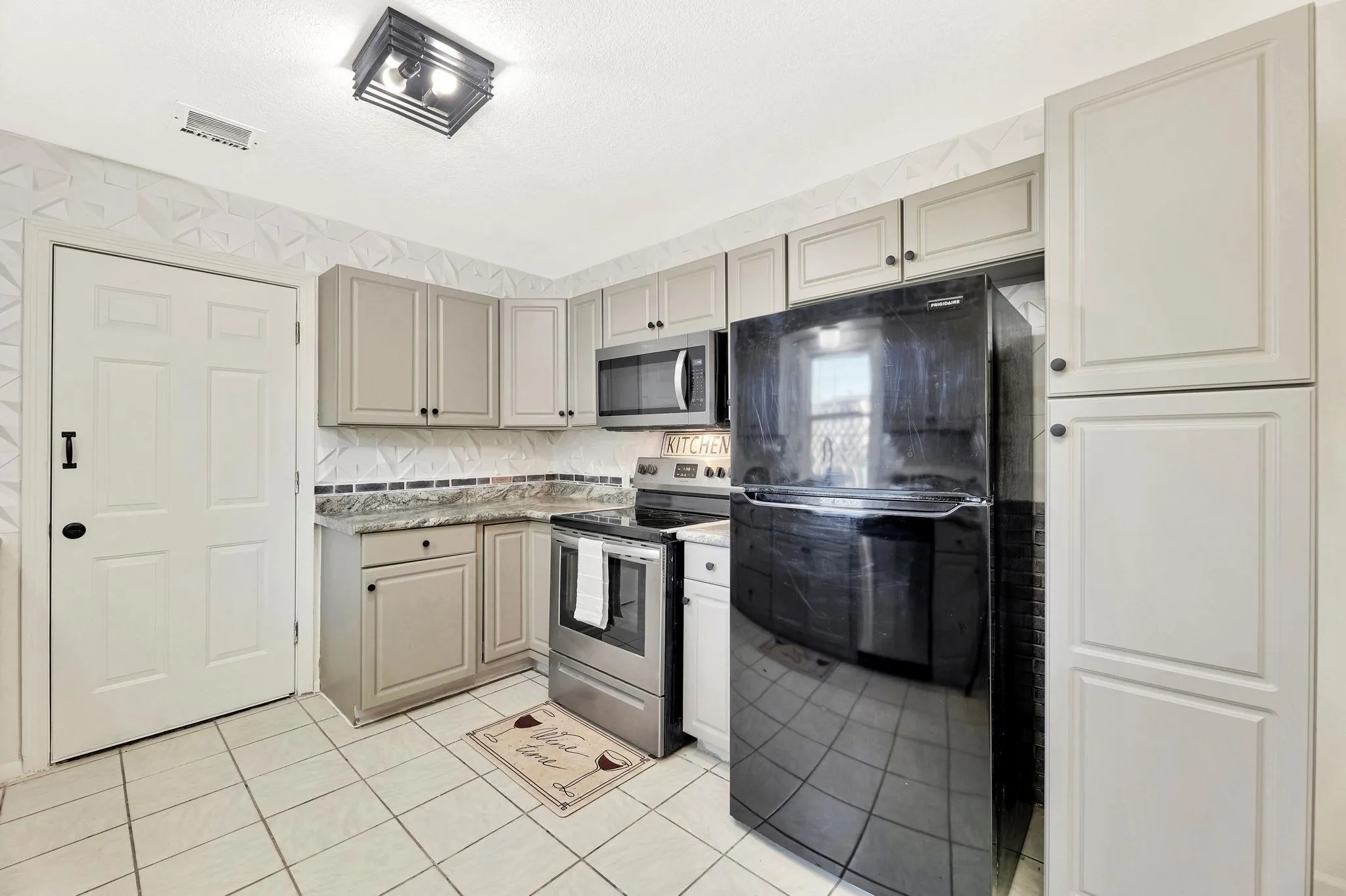 Wichita, Kansas 67218, United States, 2 Bedrooms Bedrooms, ,1 BathroomBathrooms,Residential,Pending,18849