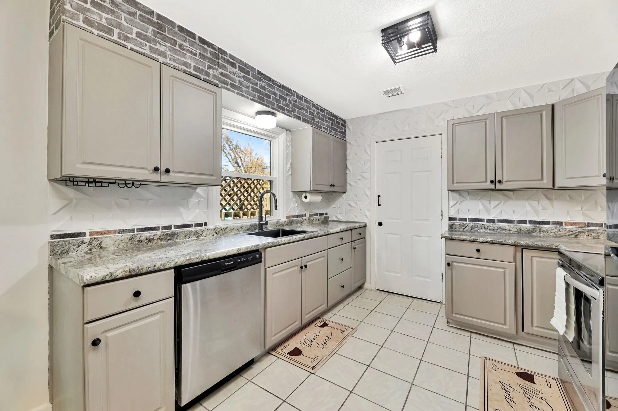 Wichita, Kansas 67218, United States, 2 Bedrooms Bedrooms, ,1 BathroomBathrooms,Residential,Pending,18849