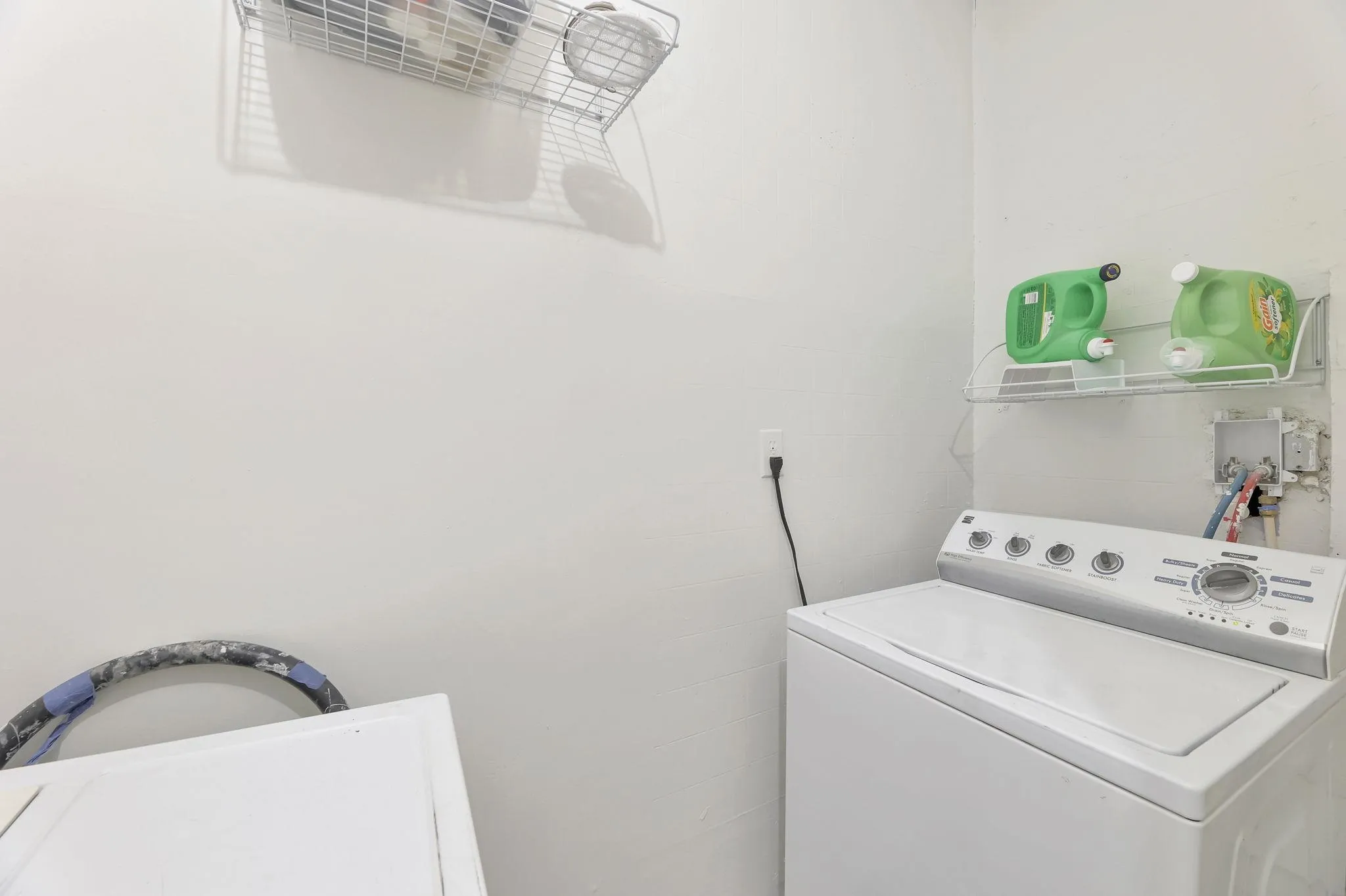 Wichita, Kansas 67218, United States, 2 Bedrooms Bedrooms, ,1 BathroomBathrooms,Residential,Pending,18849