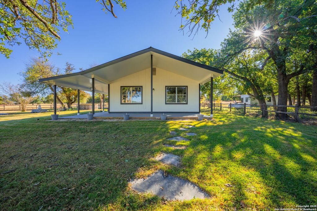 Photo of 28 Ruger Rd, Fredericksburg, TX 78624 (MLS # 1923101)