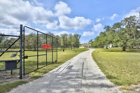 A home in Hondo