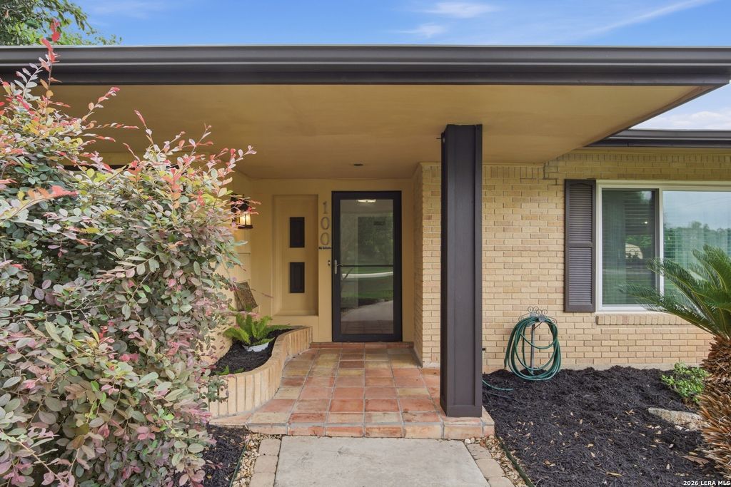 Photo of 100 GLENTOWER DR, Castle Hills, TX 78213 (MLS # 1970411)