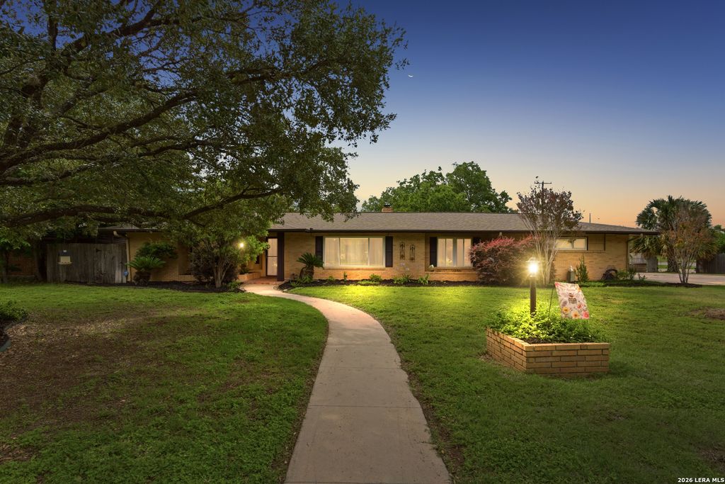 Photo of 100 GLENTOWER DR, Castle Hills, TX 78213 (MLS # 1970411)