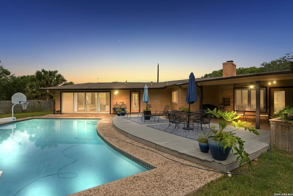 Photo of 100 GLENTOWER DR, Castle Hills, TX 78213 (MLS # 1970411)
