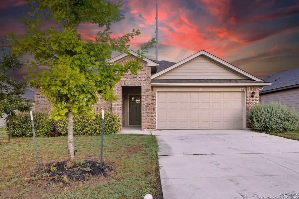 Photo of 1308 Parkwood, Seguin, TX 78155 (MLS # 1919993)
