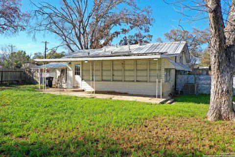 A home in Hondo