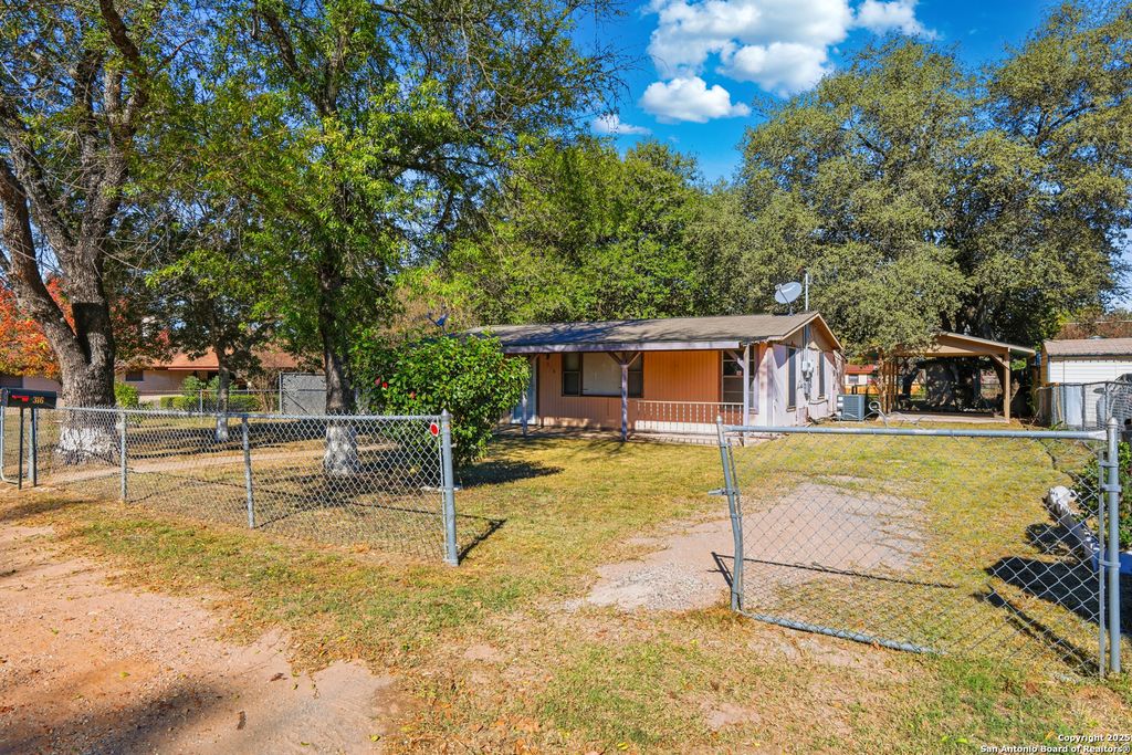 Photo of 316 W COLONIAL PKWY, Devine, TX 78016 (MLS # 1927534)