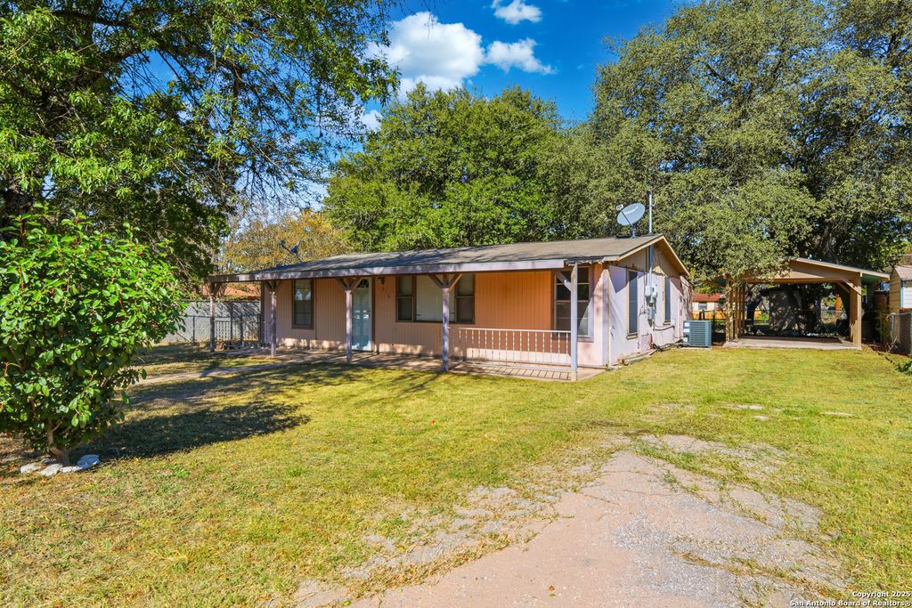 Photo of 316 W COLONIAL PKWY, Devine, TX 78016 (MLS # 1927534)