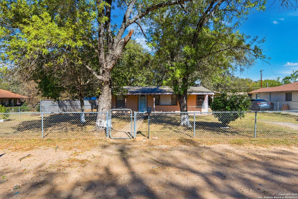 Photo of 316 W COLONIAL PKWY, Devine, TX 78016 (MLS # 1927534)