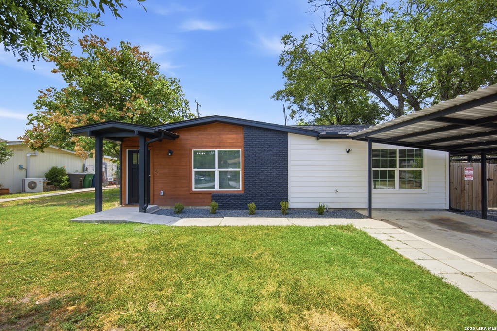 Photo of 526 SPRINGWOOD LN, San Antonio, TX 78216 (MLS # 2010015)