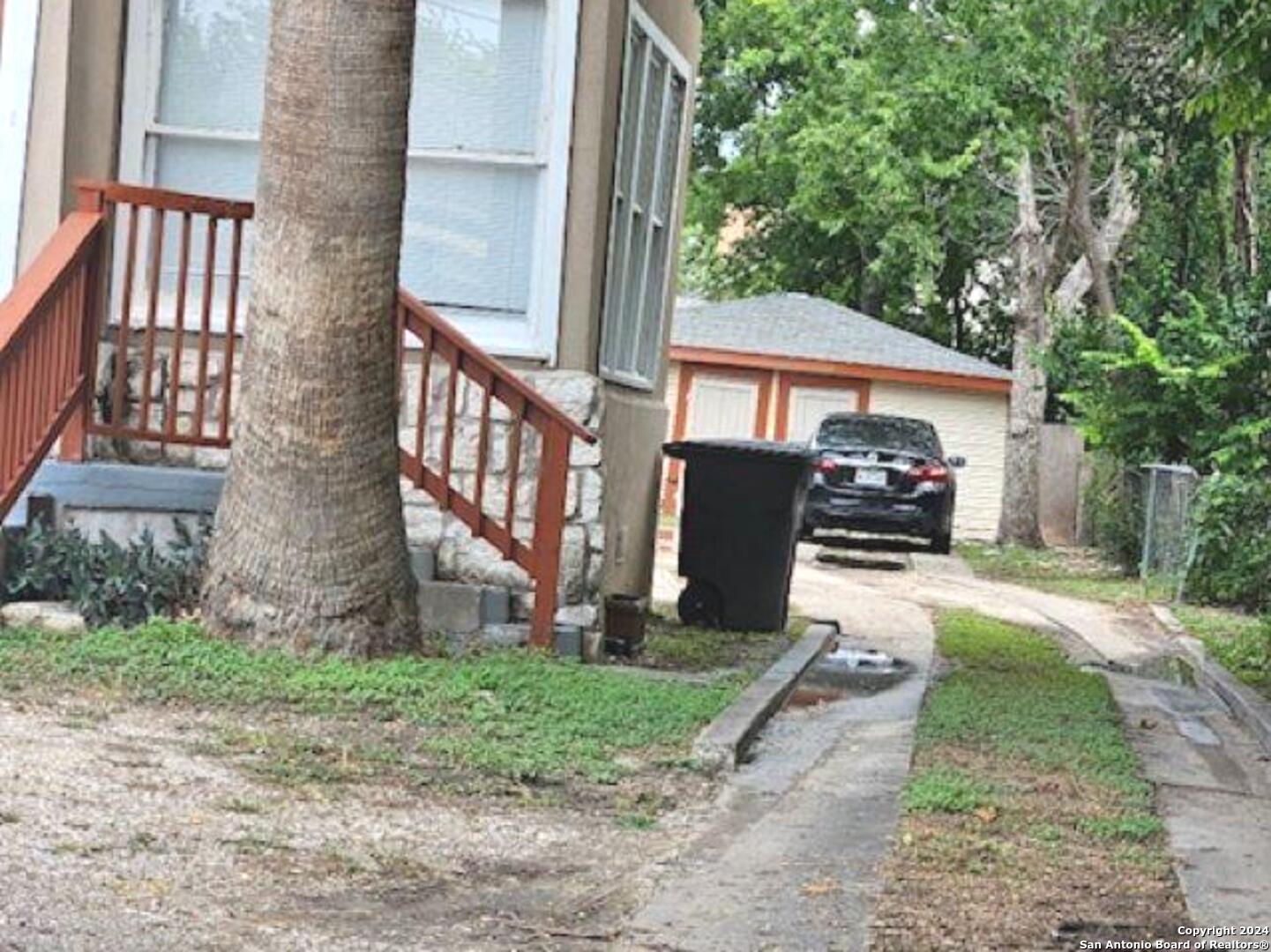 1633 W WOODLAWN AVE