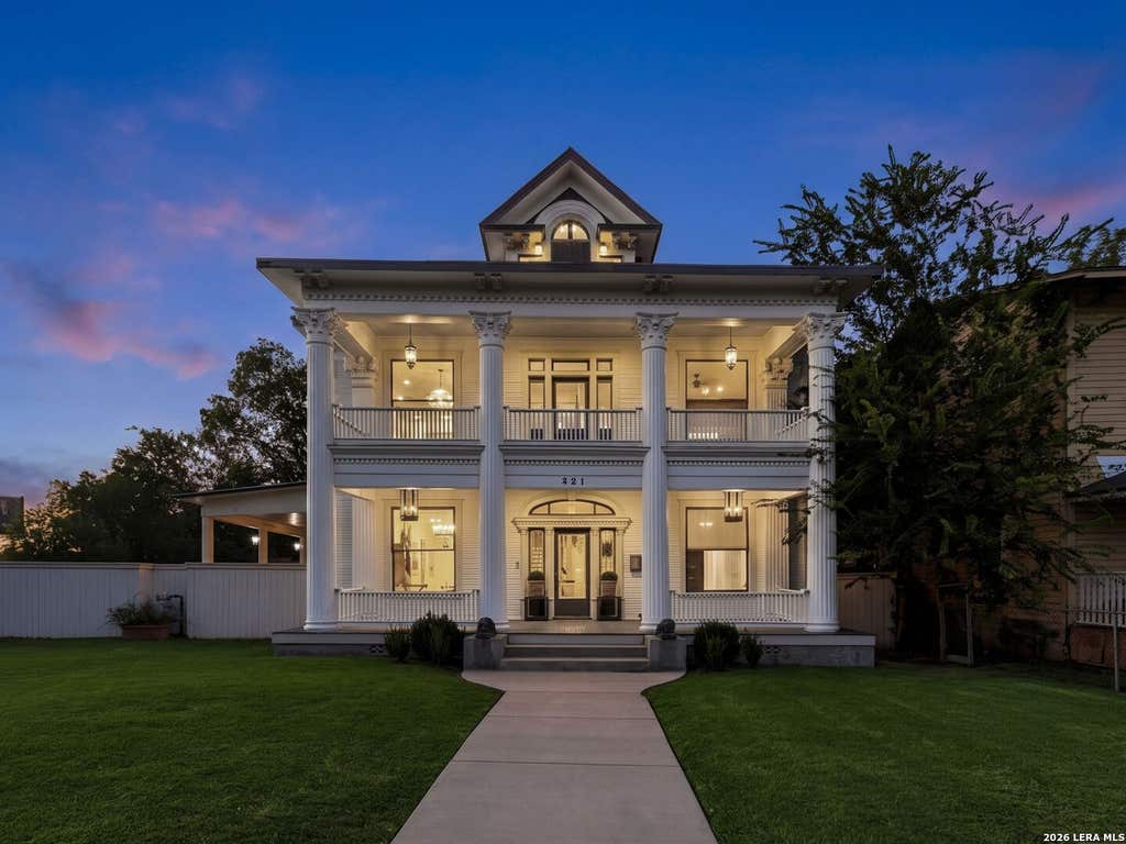 Photo of 321 E Dewey Place, San Antonio, TX 78212 (MLS # 2004433)