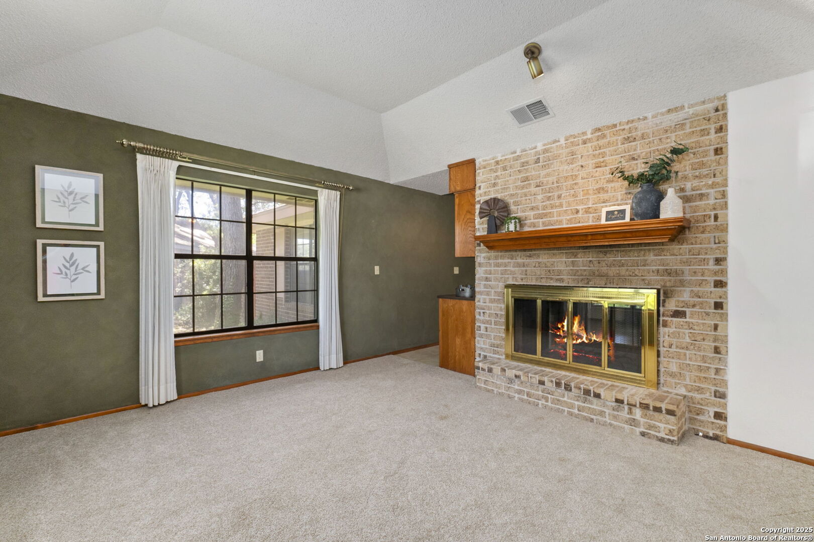 19507 Encino Gap