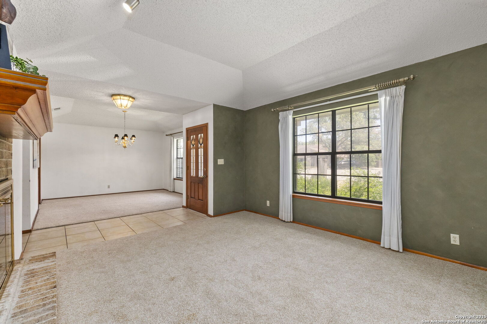 19507 Encino Gap