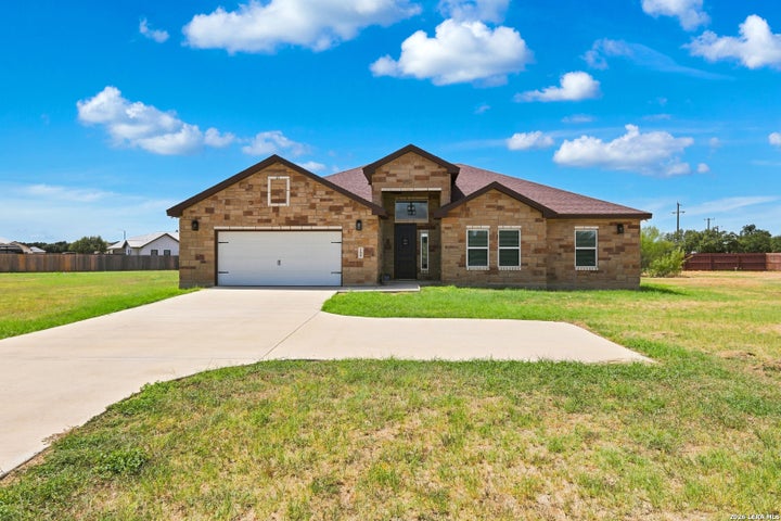 Photo 1 of 39 — 100 W SHORT MEADOW DR, Lytle, TX 78052