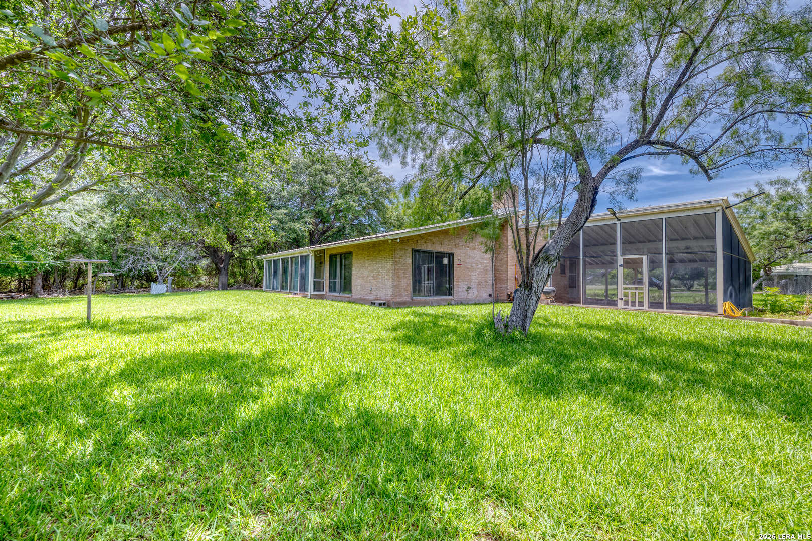 27 E TANGLEWOOD DR