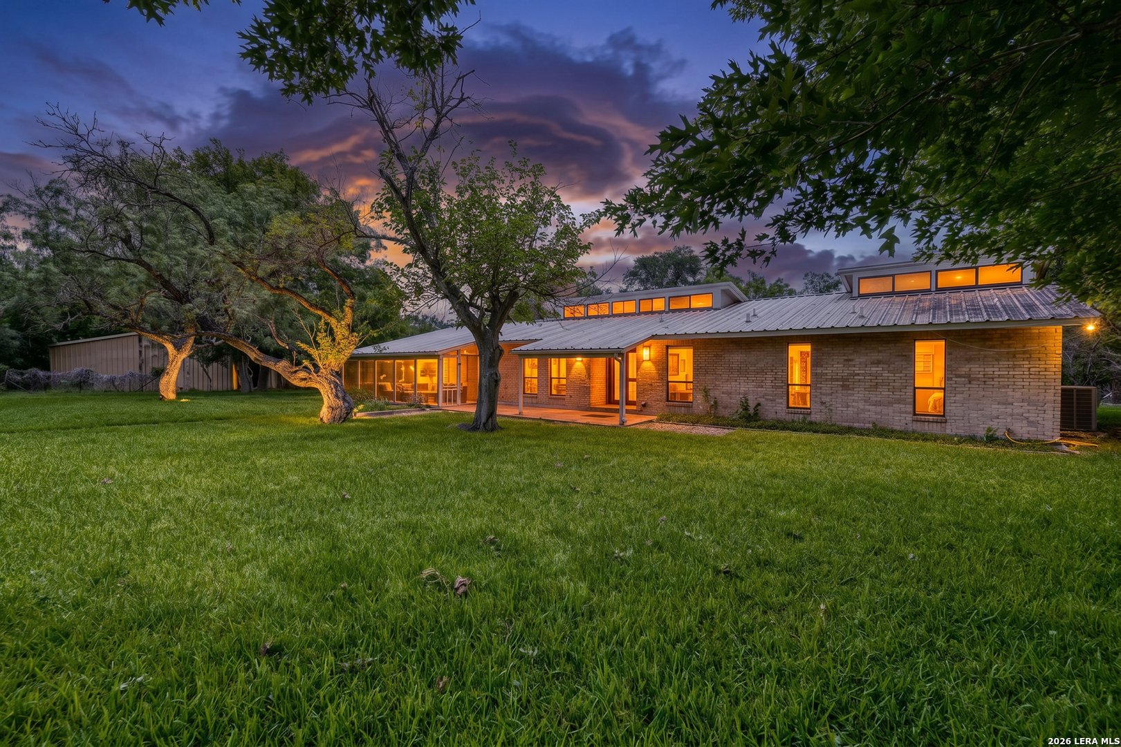 27 E TANGLEWOOD DR
