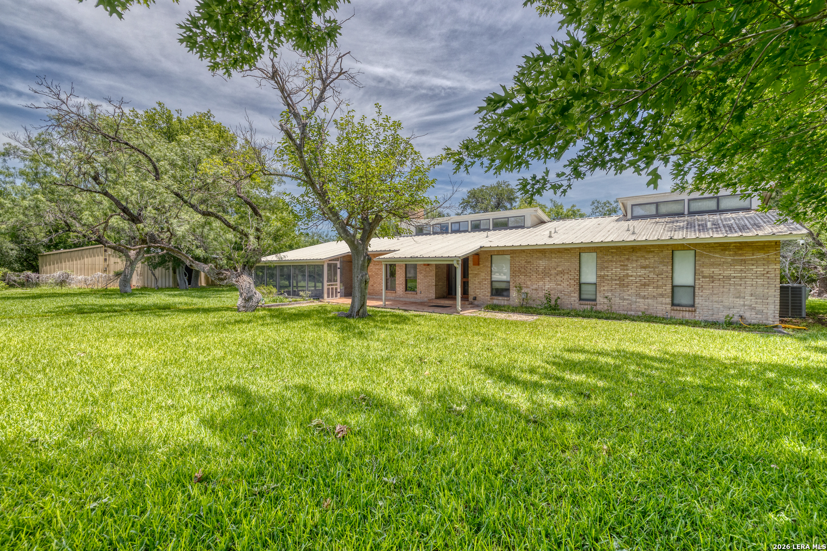 27 E TANGLEWOOD DR