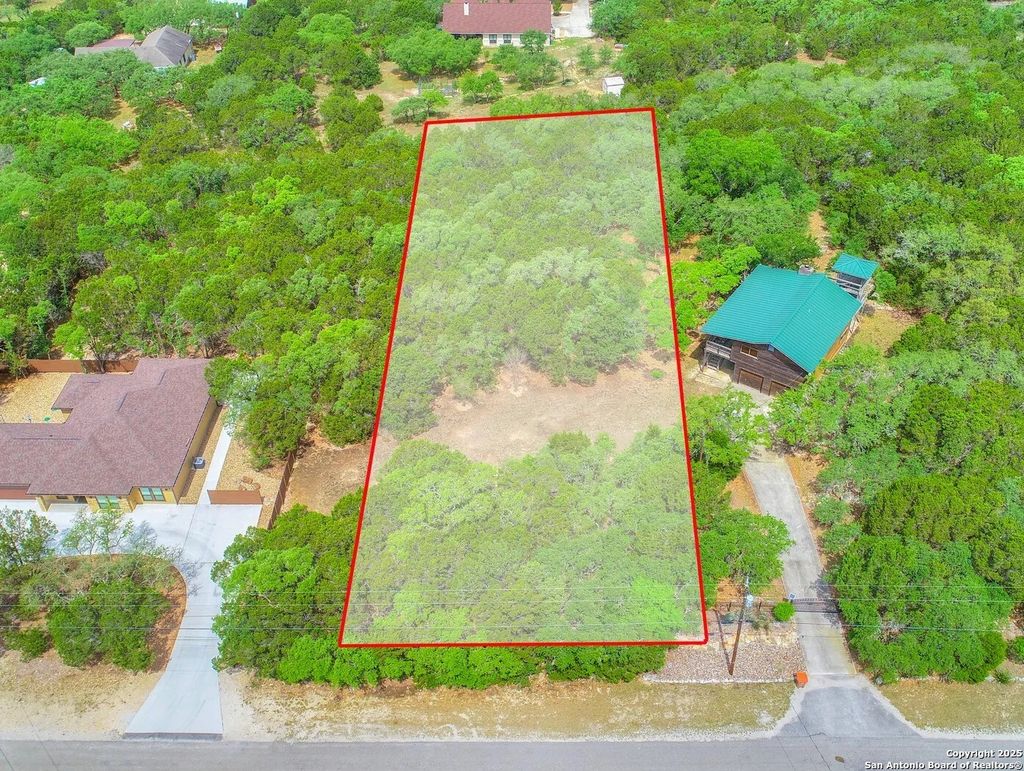 Photo of 1211 Heritage Hl, Canyon Lake, TX 78133 (MLS # 1870144)