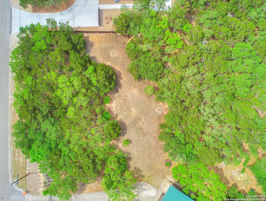 Photo of 1211 Heritage Hl, Canyon Lake, TX 78133 (MLS # 1870144)