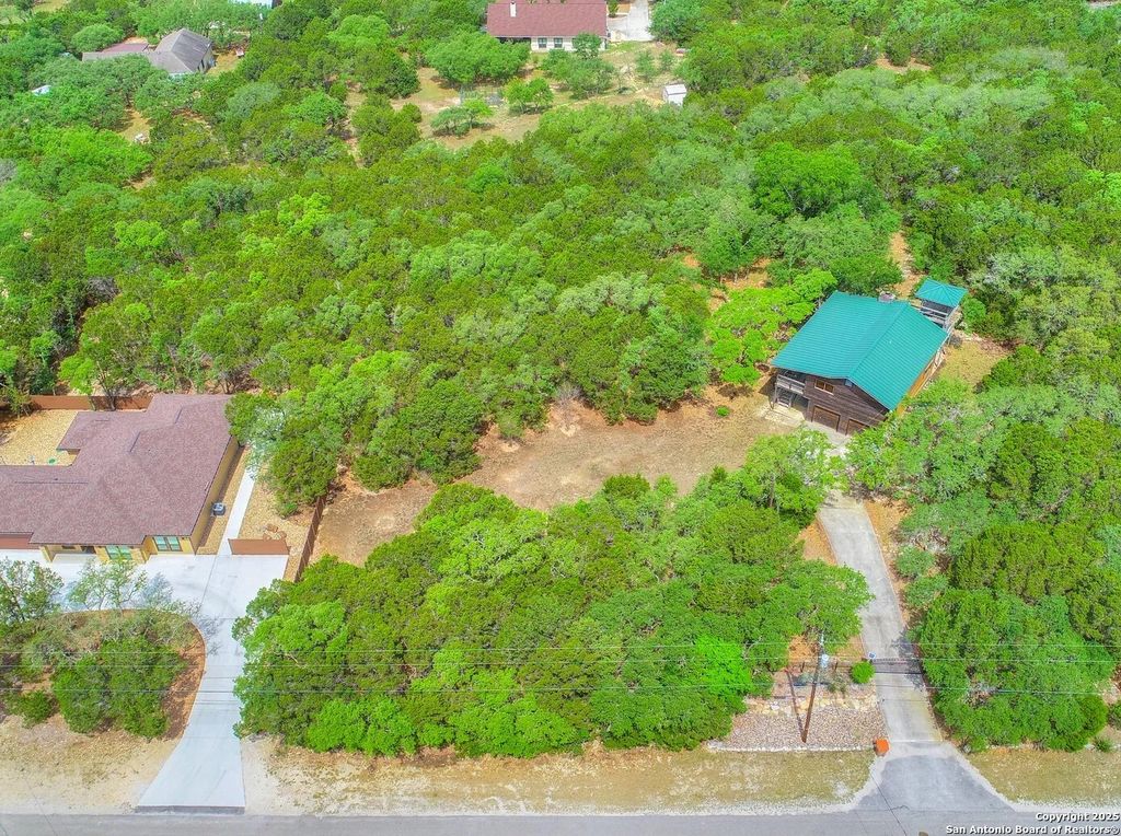 Photo of 1211 Heritage Hl, Canyon Lake, TX 78133 (MLS # 1870144)