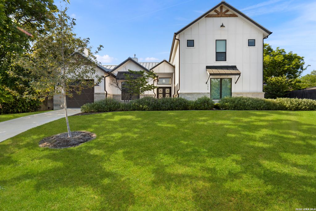Photo of 1025 GARRATY RD, Terrell Hills, TX 78209 (MLS # 1965729)