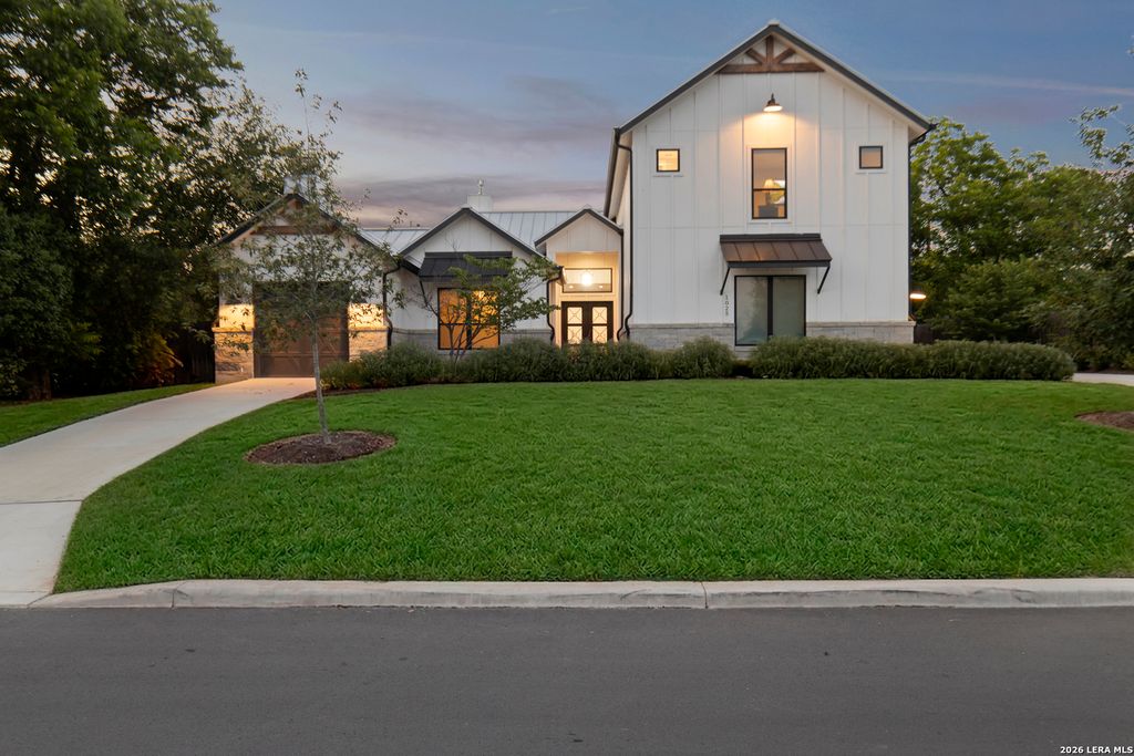 Photo of 1025 GARRATY RD, Terrell Hills, TX 78209 (MLS # 1965729)