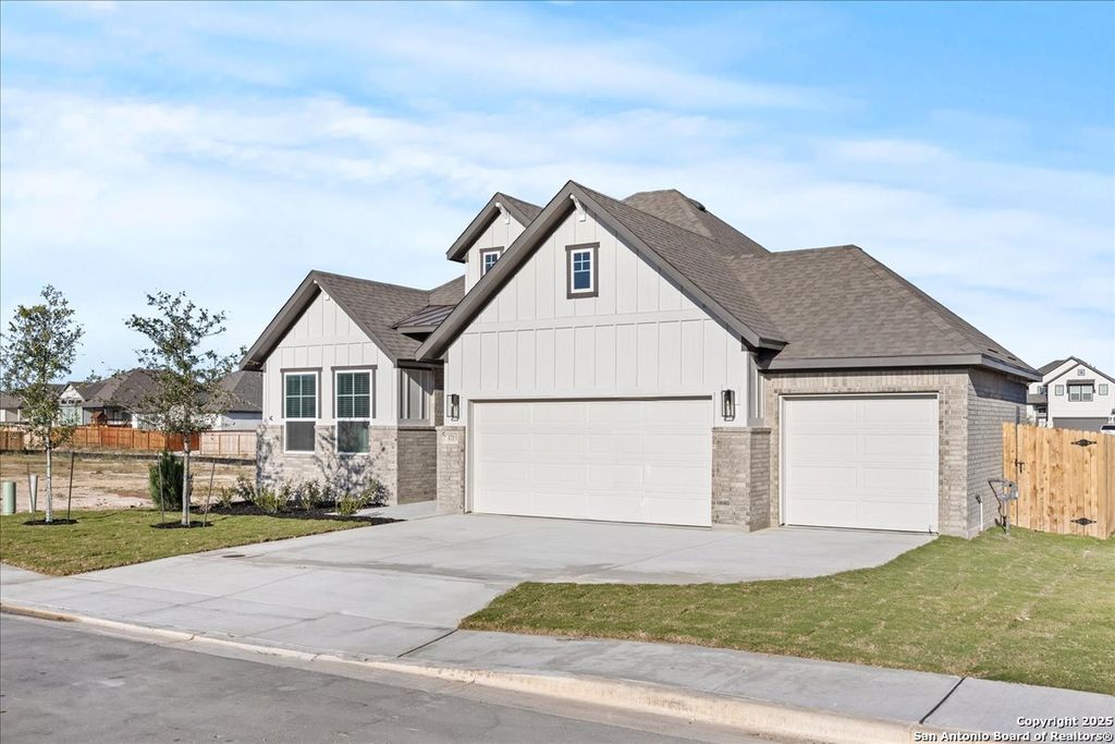 Photo of 3715 Moru Oak Drive, Seguin, TX 78155 (MLS # 1922728)