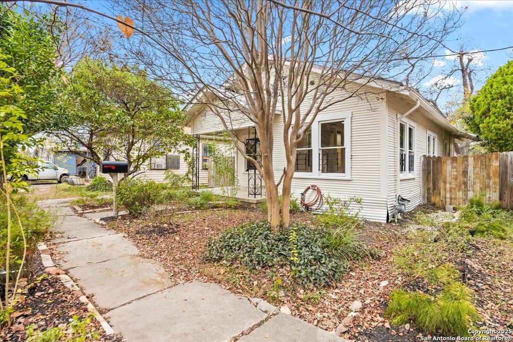 Photo of 1019 Saint James, San Antonio, TX 78202 (MLS # 1930360)