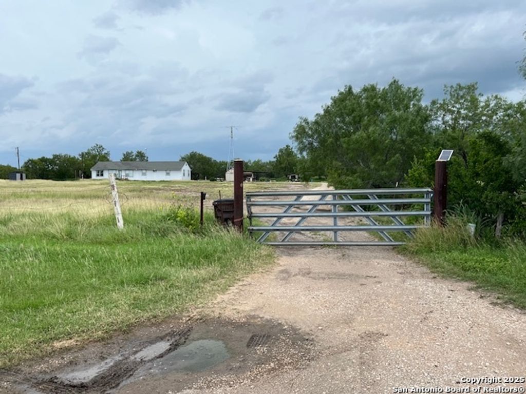 Photo of 2065 Corgey, Pleasanton, TX 78064 (MLS # 1876066)