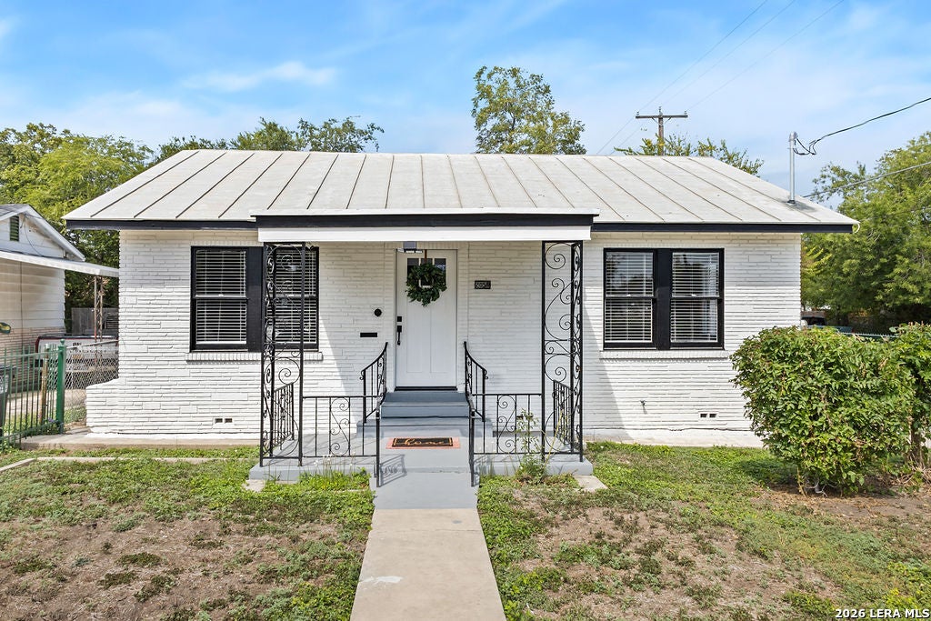 Photo of 2055 E Crockett St, San Antonio, TX 78202 (MLS # 2020932)