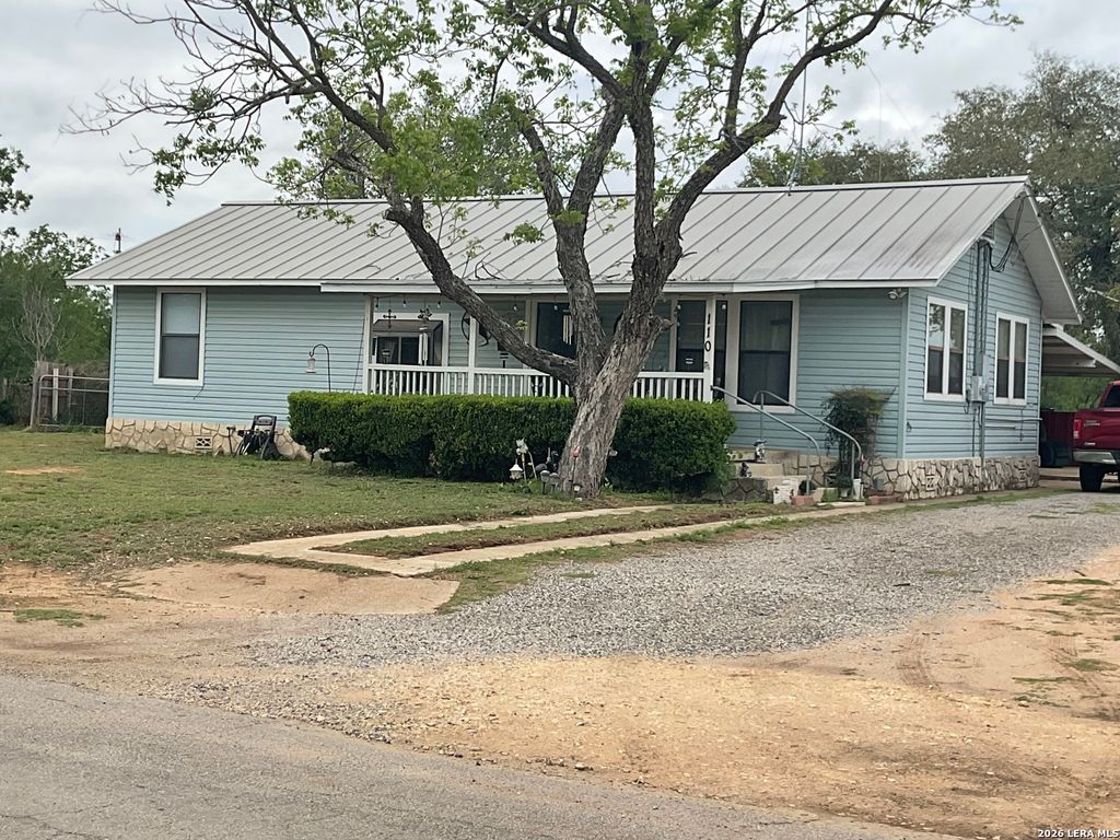 Photo of 110 RENFRO, Devine, TX 78016 (MLS # 1935296)