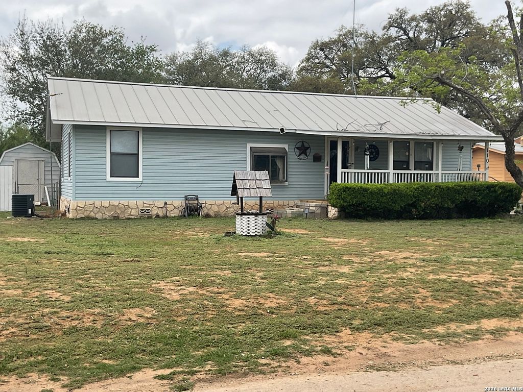 Photo of 110 RENFRO, Devine, TX 78016 (MLS # 1935296)